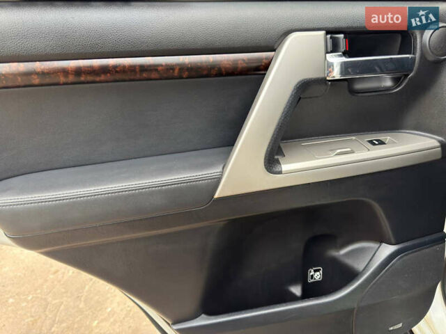 Белый Тойота Ленд Крузер, объемом двигателя 4.5 л и пробегом 228 тыс. км за 27900 $, фото 40 на Automoto.ua