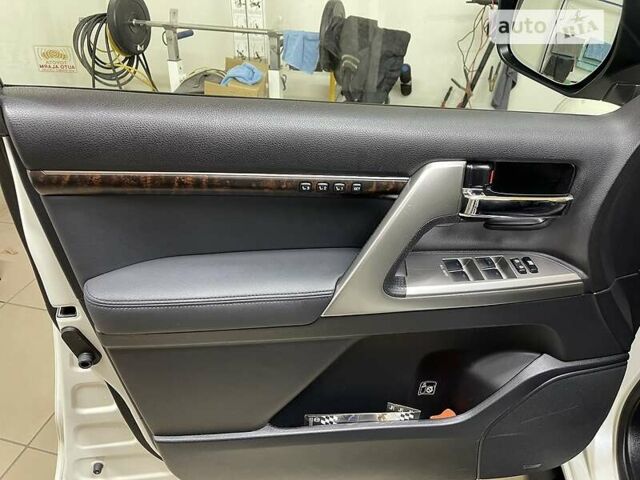 Белый Тойота Ленд Крузер, объемом двигателя 4.6 л и пробегом 158 тыс. км за 34500 $, фото 11 на Automoto.ua