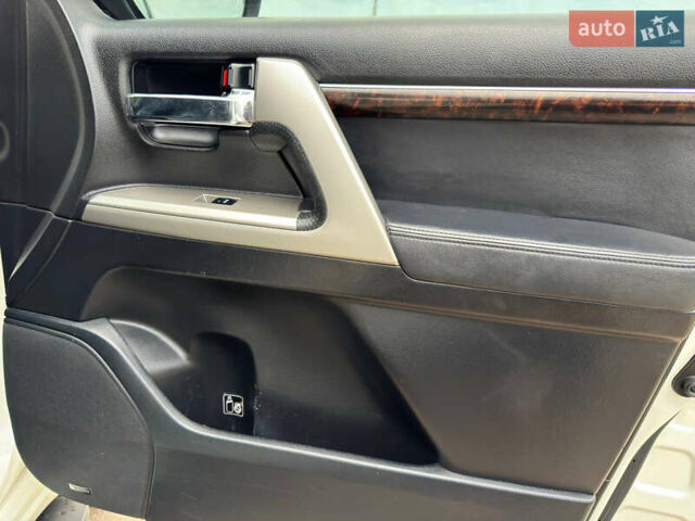 Белый Тойота Ленд Крузер, объемом двигателя 4.5 л и пробегом 228 тыс. км за 27900 $, фото 59 на Automoto.ua