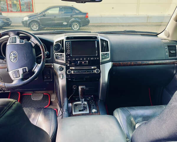 Белый Тойота Ленд Крузер, объемом двигателя 4.46 л и пробегом 302 тыс. км за 28000 $, фото 11 на Automoto.ua