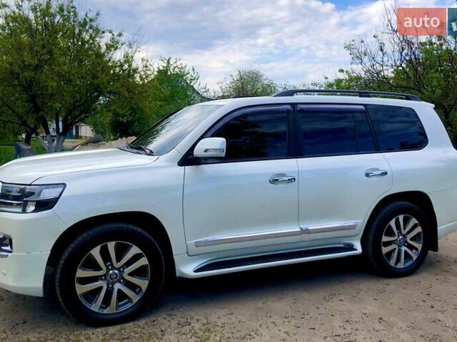 Белый Тойота Ленд Крузер, объемом двигателя 4.46 л и пробегом 180 тыс. км за 28999 $, фото 1 на Automoto.ua