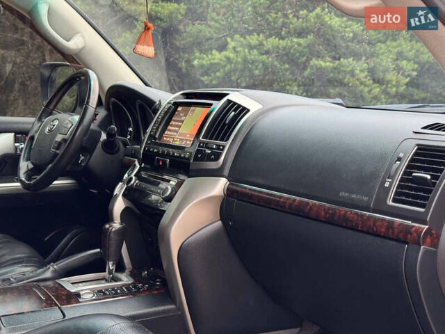 Белый Тойота Ленд Крузер, объемом двигателя 4.5 л и пробегом 228 тыс. км за 27900 $, фото 60 на Automoto.ua