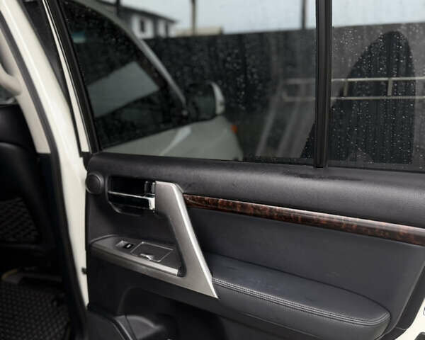 Белый Тойота Ленд Крузер, объемом двигателя 4.46 л и пробегом 276 тыс. км за 34500 $, фото 11 на Automoto.ua