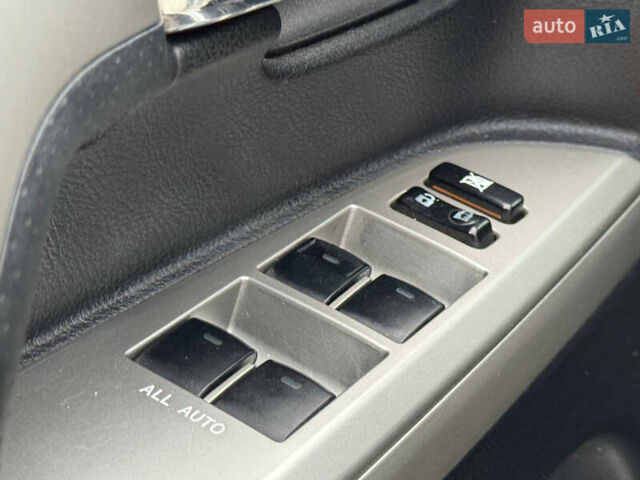 Белый Тойота Ленд Крузер, объемом двигателя 4.5 л и пробегом 228 тыс. км за 27900 $, фото 30 на Automoto.ua