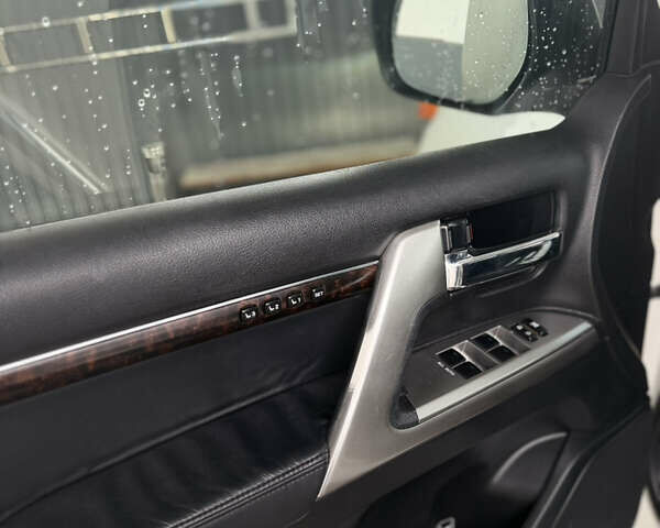 Белый Тойота Ленд Крузер, объемом двигателя 4.46 л и пробегом 276 тыс. км за 34500 $, фото 18 на Automoto.ua