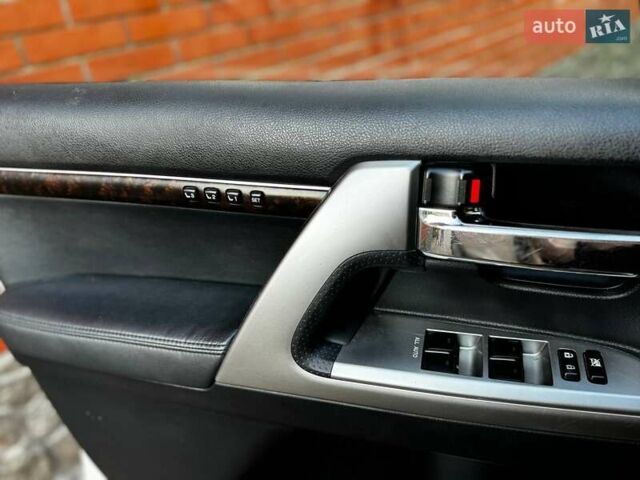 Белый Тойота Ленд Крузер, объемом двигателя 4.61 л и пробегом 147 тыс. км за 34000 $, фото 17 на Automoto.ua