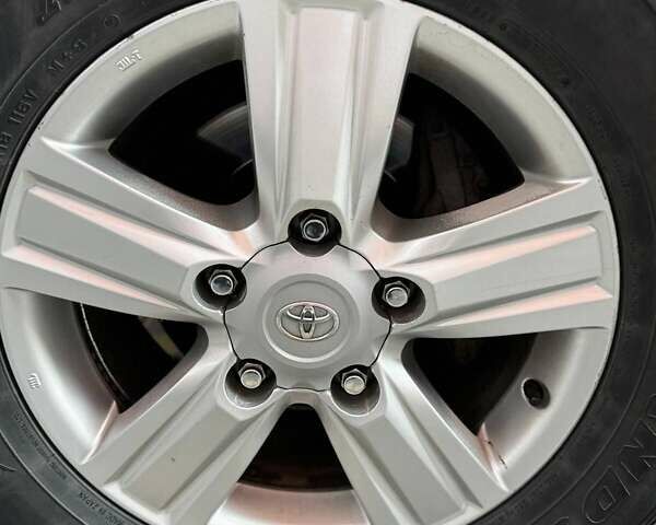 Белый Тойота Ленд Крузер, объемом двигателя 4.61 л и пробегом 147 тыс. км за 34000 $, фото 25 на Automoto.ua