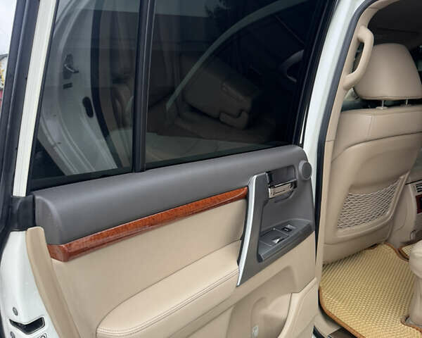 Білий Тойота Ленд Крузер, об'ємом двигуна 4.5 л та пробігом 230 тис. км за 29500 $, фото 16 на Automoto.ua