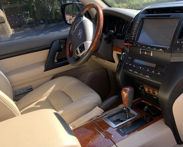 Белый Тойота Ленд Крузер, объемом двигателя 4.46 л и пробегом 147 тыс. км за 33000 $, фото 26 на Automoto.ua