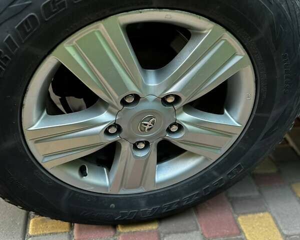 Белый Тойота Ленд Крузер, объемом двигателя 4.61 л и пробегом 147 тыс. км за 34000 $, фото 28 на Automoto.ua