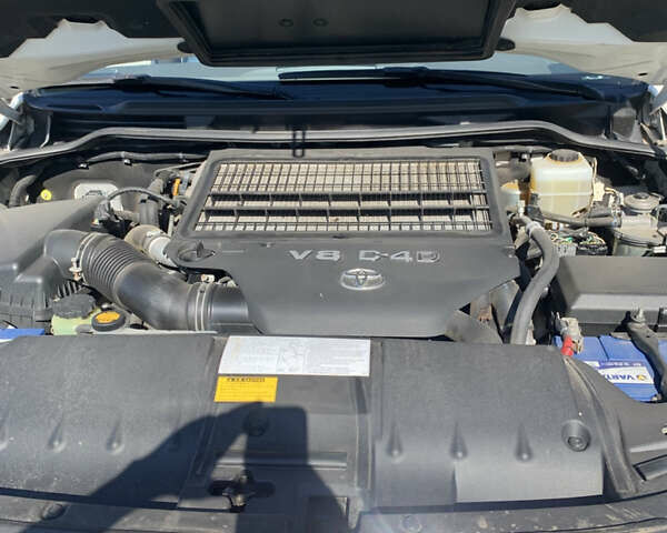 Белый Тойота Ленд Крузер, объемом двигателя 4.46 л и пробегом 147 тыс. км за 33000 $, фото 47 на Automoto.ua