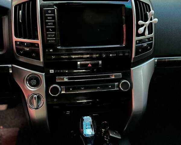 Белый Тойота Ленд Крузер, объемом двигателя 4.61 л и пробегом 147 тыс. км за 34000 $, фото 20 на Automoto.ua