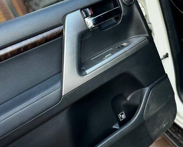 Белый Тойота Ленд Крузер, объемом двигателя 4.61 л и пробегом 147 тыс. км за 34000 $, фото 16 на Automoto.ua