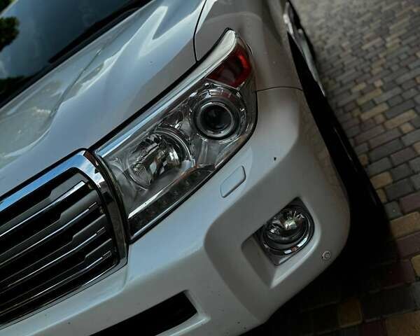 Белый Тойота Ленд Крузер, объемом двигателя 4.61 л и пробегом 147 тыс. км за 34000 $, фото 2 на Automoto.ua