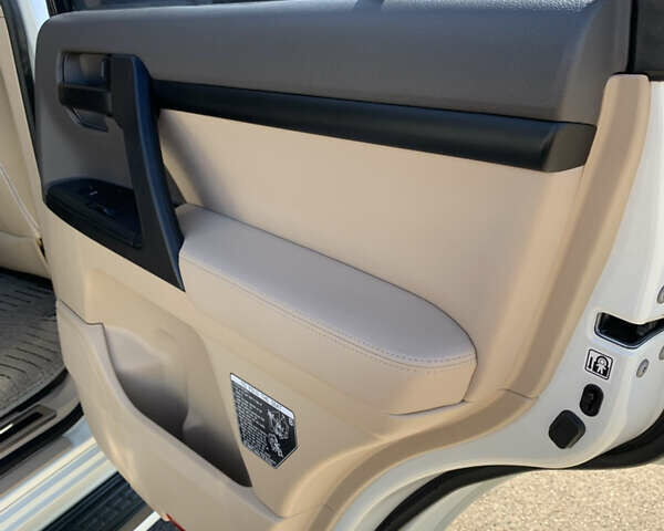 Белый Тойота Ленд Крузер, объемом двигателя 4.46 л и пробегом 147 тыс. км за 33000 $, фото 22 на Automoto.ua