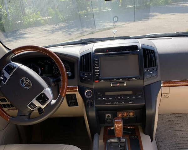 Белый Тойота Ленд Крузер, объемом двигателя 4.46 л и пробегом 147 тыс. км за 33000 $, фото 34 на Automoto.ua