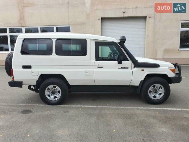 Белый Тойота Ленд Крузер, объемом двигателя 4.2 л и пробегом 40 тыс. км за 85000 $, фото 5 на Automoto.ua