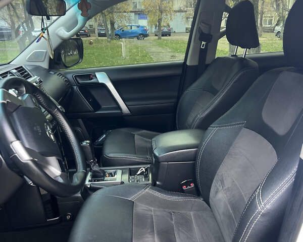 Белый Тойота Ленд Крузер, объемом двигателя 2.98 л и пробегом 280 тыс. км за 27500 $, фото 1 на Automoto.ua