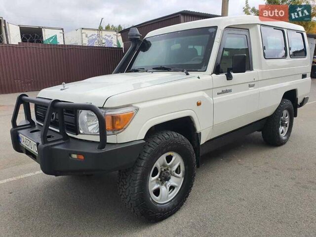 Белый Тойота Ленд Крузер, объемом двигателя 4.2 л и пробегом 40 тыс. км за 85000 $, фото 3 на Automoto.ua
