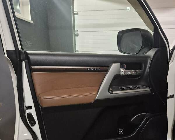 Белый Тойота Ленд Крузер, объемом двигателя 4.5 л и пробегом 184 тыс. км за 35000 $, фото 33 на Automoto.ua