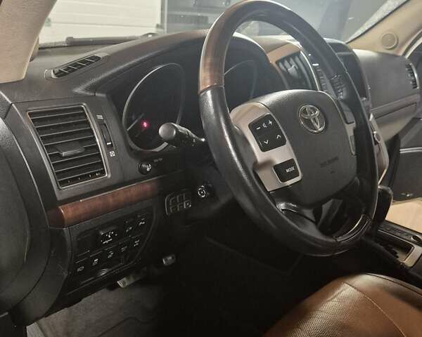 Белый Тойота Ленд Крузер, объемом двигателя 4.5 л и пробегом 184 тыс. км за 35000 $, фото 28 на Automoto.ua