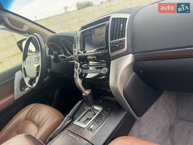 Белый Тойота Ленд Крузер, объемом двигателя 4.46 л и пробегом 239 тыс. км за 34999 $, фото 18 на Automoto.ua