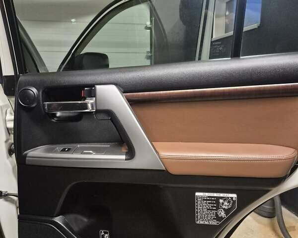 Белый Тойота Ленд Крузер, объемом двигателя 4.5 л и пробегом 184 тыс. км за 35000 $, фото 37 на Automoto.ua