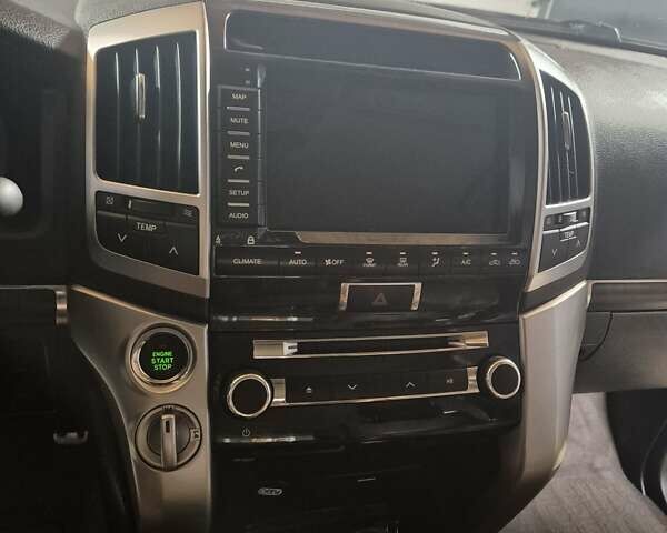 Белый Тойота Ленд Крузер, объемом двигателя 4.5 л и пробегом 184 тыс. км за 35000 $, фото 26 на Automoto.ua