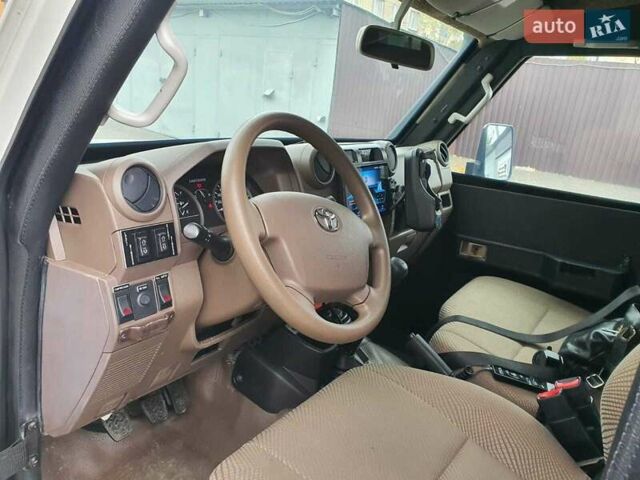 Белый Тойота Ленд Крузер, объемом двигателя 4.2 л и пробегом 40 тыс. км за 85000 $, фото 7 на Automoto.ua