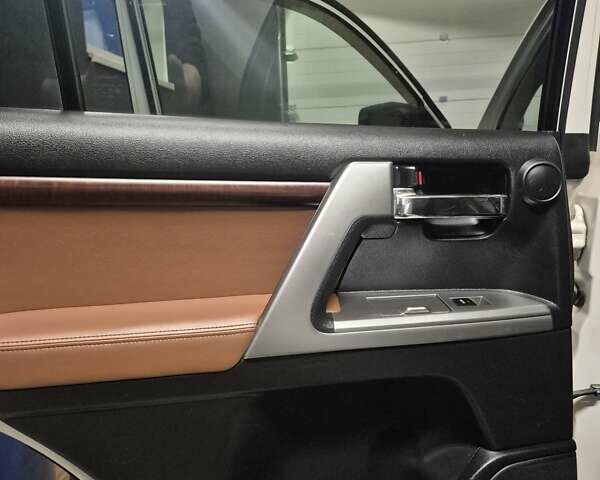 Белый Тойота Ленд Крузер, объемом двигателя 4.5 л и пробегом 184 тыс. км за 35000 $, фото 38 на Automoto.ua