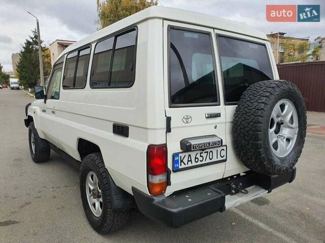 Белый Тойота Ленд Крузер, объемом двигателя 4.2 л и пробегом 40 тыс. км за 85000 $, фото 2 на Automoto.ua