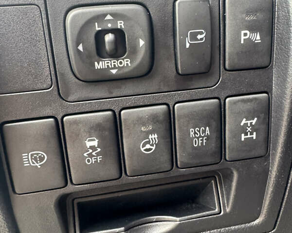 Белый Тойота Ленд Крузер, объемом двигателя 4.46 л и пробегом 239 тыс. км за 34999 $, фото 24 на Automoto.ua