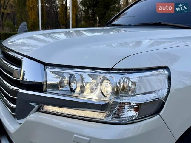 Белый Тойота Ленд Крузер, объемом двигателя 4.46 л и пробегом 301 тыс. км за 44950 $, фото 31 на Automoto.ua