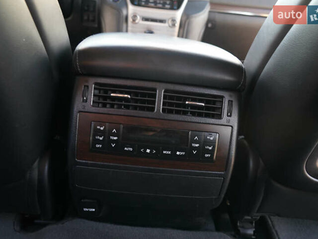 Белый Тойота Ленд Крузер, объемом двигателя 4.46 л и пробегом 215 тыс. км за 47000 $, фото 16 на Automoto.ua