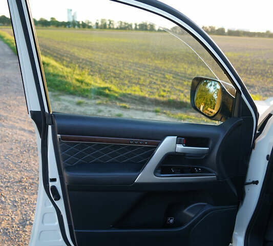 Белый Тойота Ленд Крузер, объемом двигателя 4.46 л и пробегом 215 тыс. км за 47000 $, фото 10 на Automoto.ua