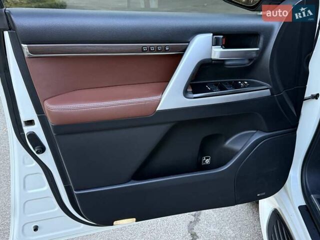 Белый Тойота Ленд Крузер, объемом двигателя 4.46 л и пробегом 301 тыс. км за 44950 $, фото 56 на Automoto.ua