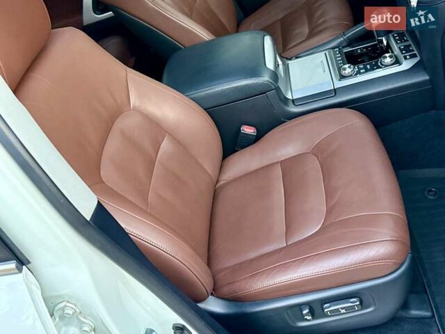 Белый Тойота Ленд Крузер, объемом двигателя 4.46 л и пробегом 301 тыс. км за 44950 $, фото 85 на Automoto.ua