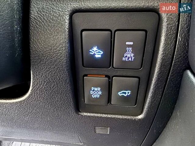 Белый Тойота Ленд Крузер, объемом двигателя 4.46 л и пробегом 301 тыс. км за 44950 $, фото 103 на Automoto.ua