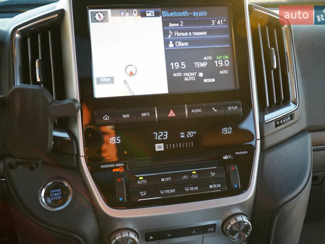 Белый Тойота Ленд Крузер, объемом двигателя 4.46 л и пробегом 215 тыс. км за 47000 $, фото 14 на Automoto.ua