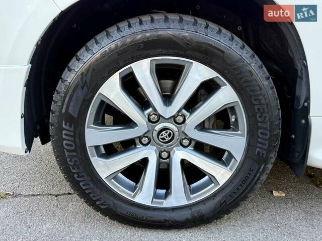 Белый Тойота Ленд Крузер, объемом двигателя 4.46 л и пробегом 301 тыс. км за 44950 $, фото 51 на Automoto.ua