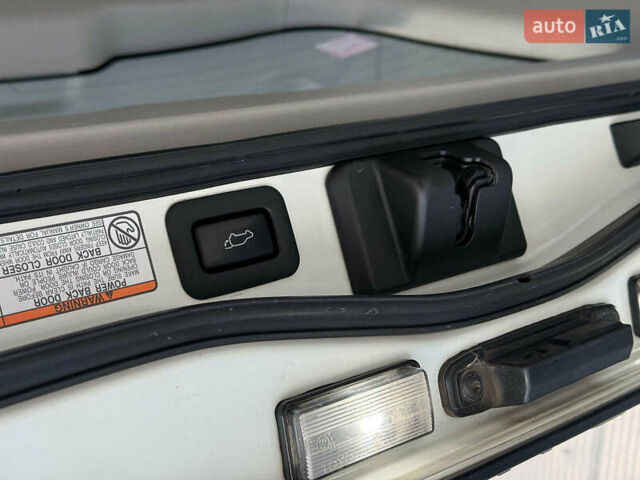 Белый Тойота Ленд Крузер, объемом двигателя 4.7 л и пробегом 145 тыс. км за 46590 $, фото 35 на Automoto.ua