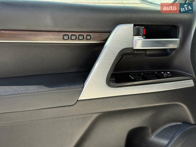 Белый Тойота Ленд Крузер, объемом двигателя 4.7 л и пробегом 145 тыс. км за 46590 $, фото 15 на Automoto.ua