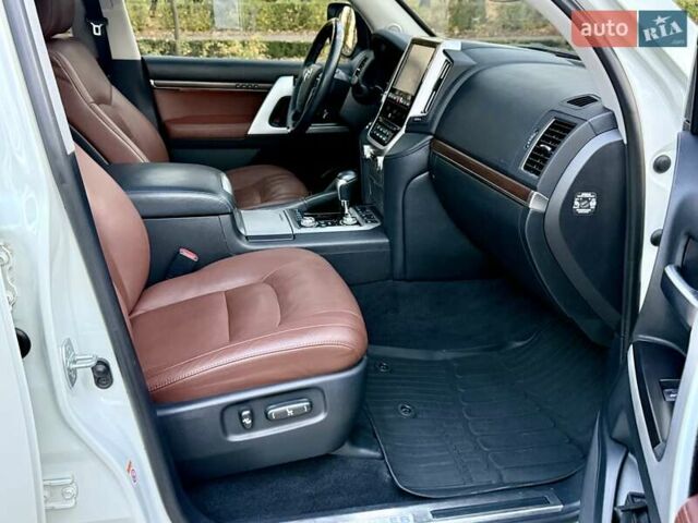 Белый Тойота Ленд Крузер, объемом двигателя 4.46 л и пробегом 301 тыс. км за 44950 $, фото 86 на Automoto.ua