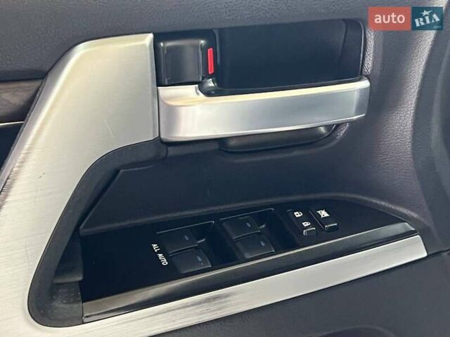 Белый Тойота Ленд Крузер, объемом двигателя 4.46 л и пробегом 90 тыс. км за 55000 $, фото 12 на Automoto.ua