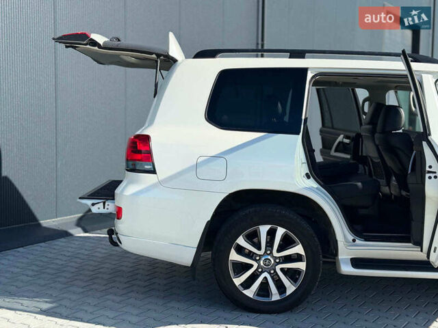 Белый Тойота Ленд Крузер, объемом двигателя 4.7 л и пробегом 145 тыс. км за 46590 $, фото 41 на Automoto.ua