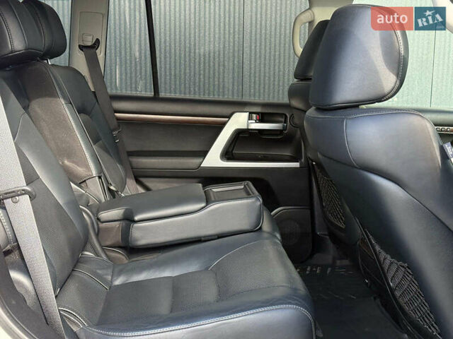 Белый Тойота Ленд Крузер, объемом двигателя 4.7 л и пробегом 145 тыс. км за 46590 $, фото 33 на Automoto.ua