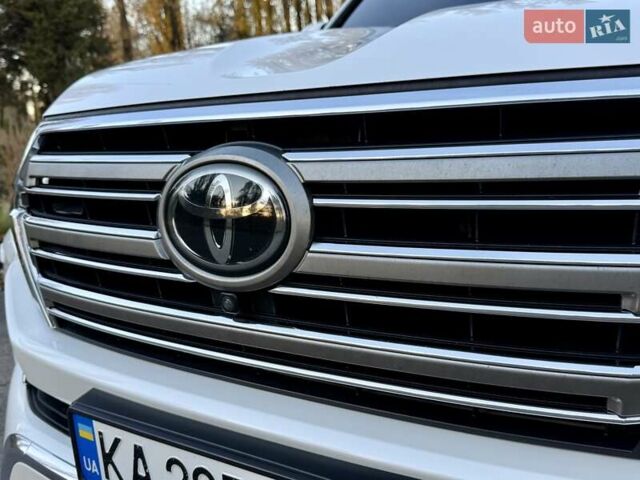 Белый Тойота Ленд Крузер, объемом двигателя 4.46 л и пробегом 301 тыс. км за 44950 $, фото 33 на Automoto.ua