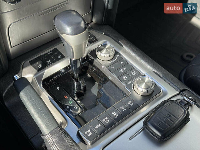Белый Тойота Ленд Крузер, объемом двигателя 4.7 л и пробегом 145 тыс. км за 46590 $, фото 17 на Automoto.ua