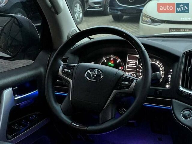 Белый Тойота Ленд Крузер, объемом двигателя 4.46 л и пробегом 225 тыс. км за 47000 $, фото 13 на Automoto.ua