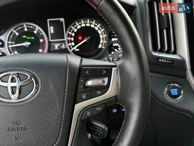 Белый Тойота Ленд Крузер, объемом двигателя 4.46 л и пробегом 301 тыс. км за 44950 $, фото 114 на Automoto.ua